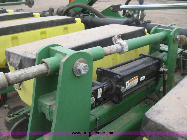 image for item H4296 2001 John Deere 1720 Integral Stack-Fold planter