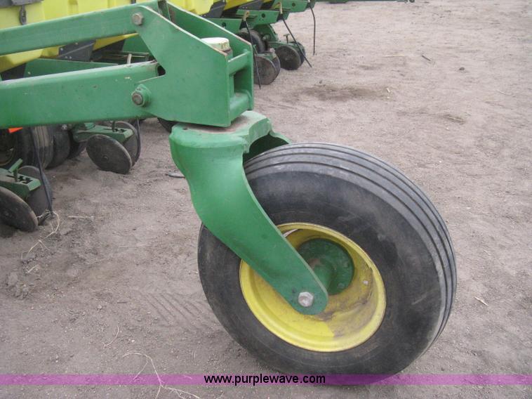 image for item H4296 2001 John Deere 1720 Integral Stack-Fold planter