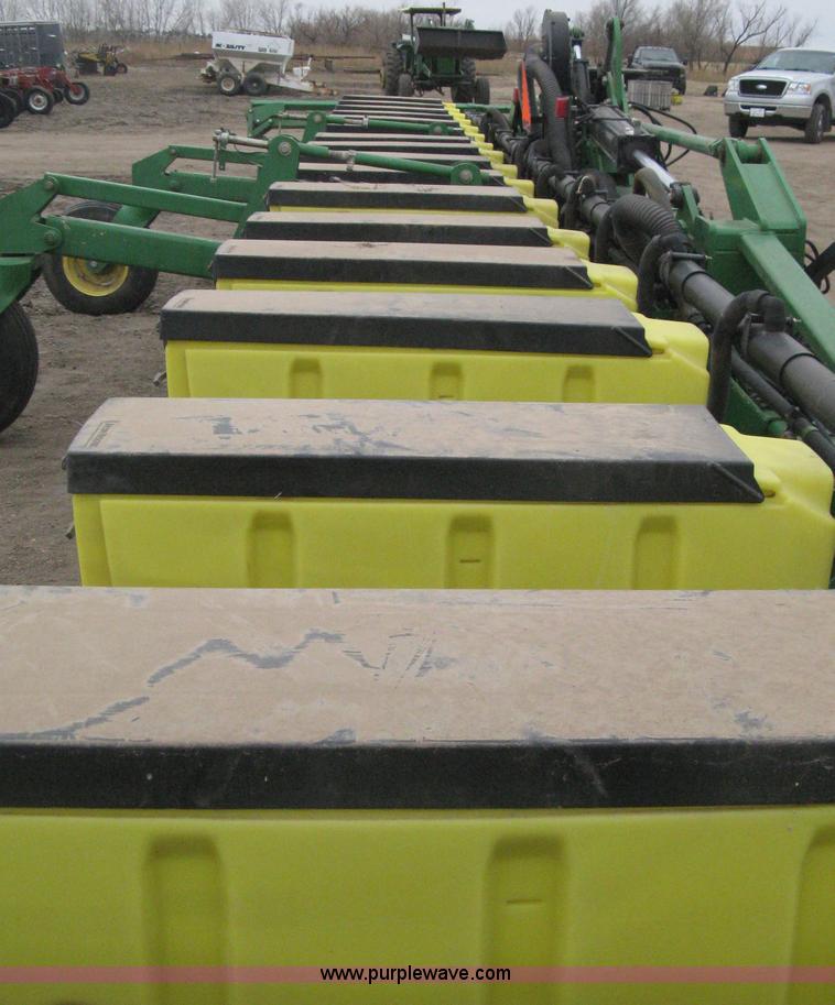 image for item H4296 2001 John Deere 1720 Integral Stack-Fold planter