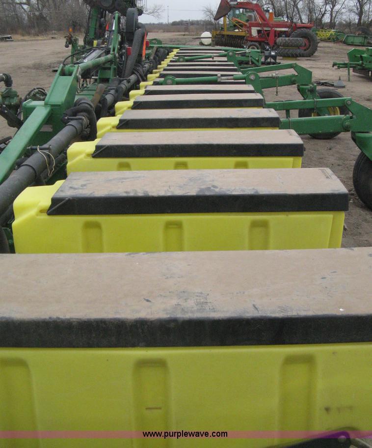 image for item H4296 2001 John Deere 1720 Integral Stack-Fold planter