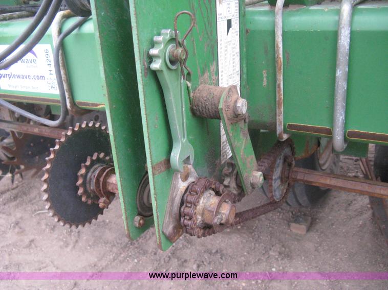 image for item H4296 2001 John Deere 1720 Integral Stack-Fold planter