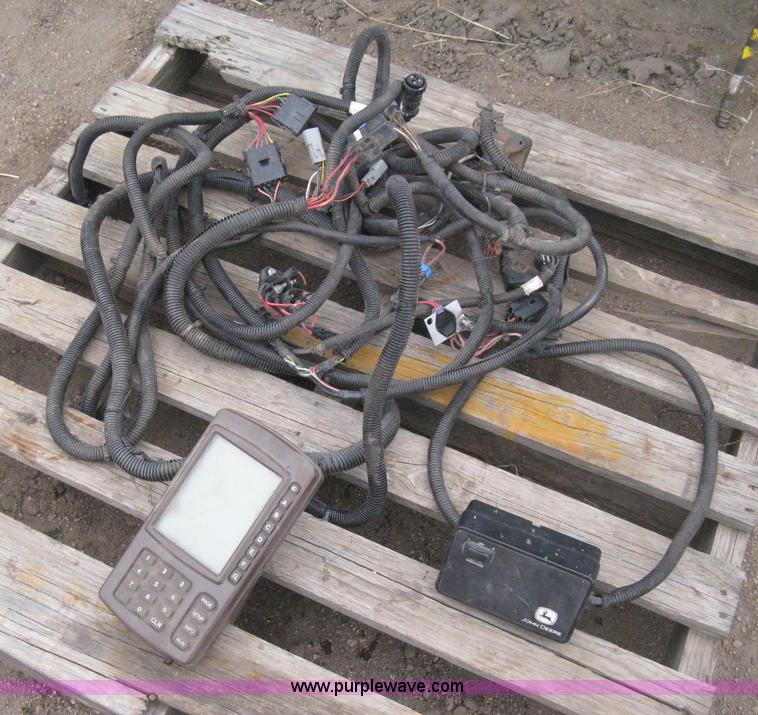 image for item H4296 2001 John Deere 1720 Integral Stack-Fold planter