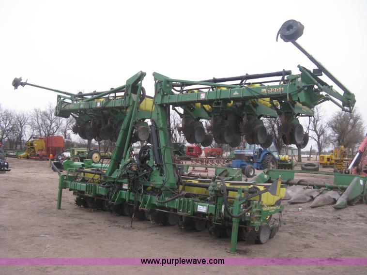 image for item H4296 2001 John Deere 1720 Integral Stack-Fold planter