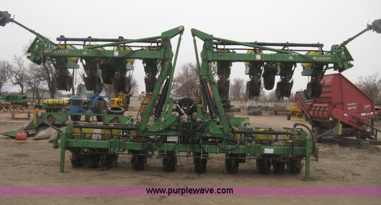 image for item H4296 2001 John Deere 1720 Integral Stack-Fold planter