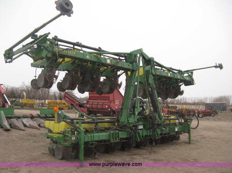 image for item H4296 2001 John Deere 1720 Integral Stack-Fold planter