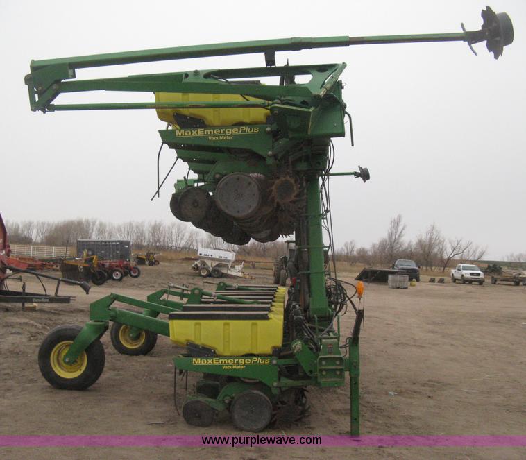 image for item H4296 2001 John Deere 1720 Integral Stack-Fold planter