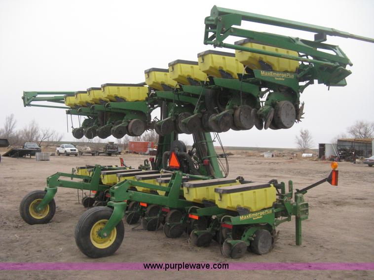 image for item H4296 2001 John Deere 1720 Integral Stack-Fold planter