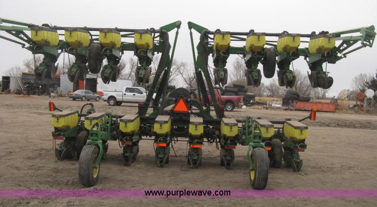 image for item H4296 2001 John Deere 1720 Integral Stack-Fold planter