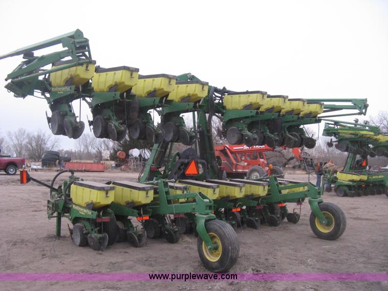image for item H4296 2001 John Deere 1720 Integral Stack-Fold planter