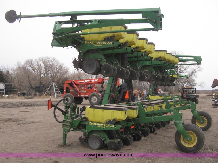 image for item H4296 2001 John Deere 1720 Integral Stack-Fold planter