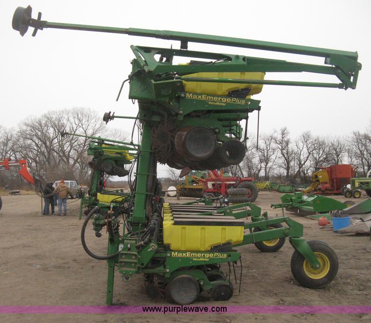 image for item H4296 2001 John Deere 1720 Integral Stack-Fold planter