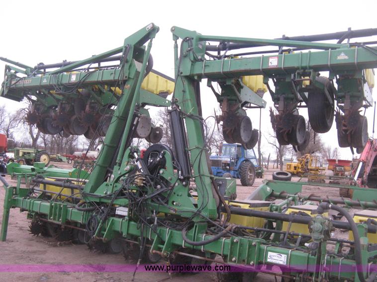 image for item H4296 2001 John Deere 1720 Integral Stack-Fold planter