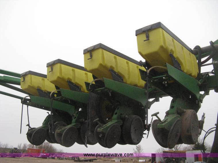 image for item H4296 2001 John Deere 1720 Integral Stack-Fold planter
