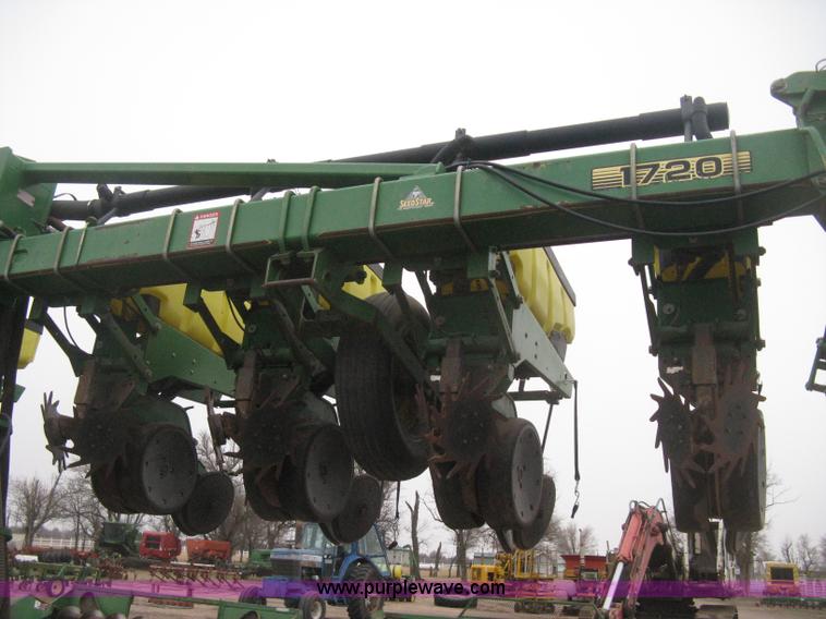image for item H4296 2001 John Deere 1720 Integral Stack-Fold planter