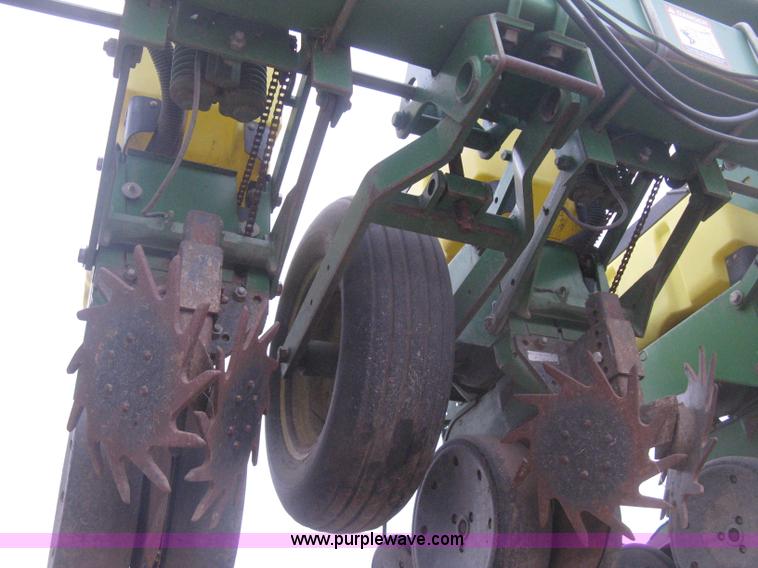 image for item H4296 2001 John Deere 1720 Integral Stack-Fold planter