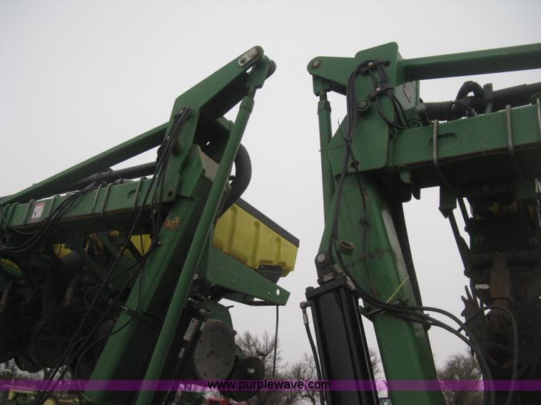 image for item H4296 2001 John Deere 1720 Integral Stack-Fold planter