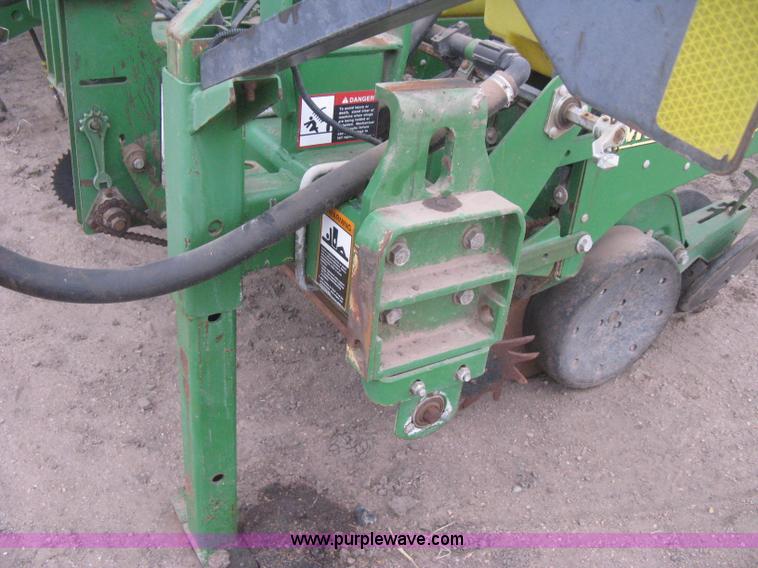 image for item H4296 2001 John Deere 1720 Integral Stack-Fold planter