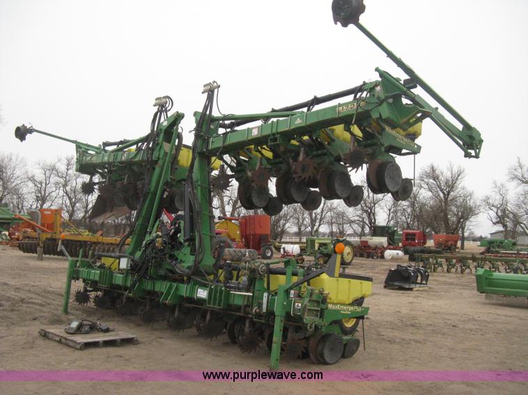 image for item H4297 2003 John Deere 1720 Integral Stack-Fold planter