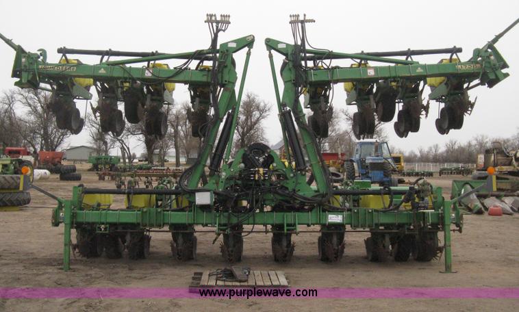 image for item H4297 2003 John Deere 1720 Integral Stack-Fold planter
