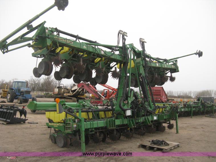 image for item H4297 2003 John Deere 1720 Integral Stack-Fold planter