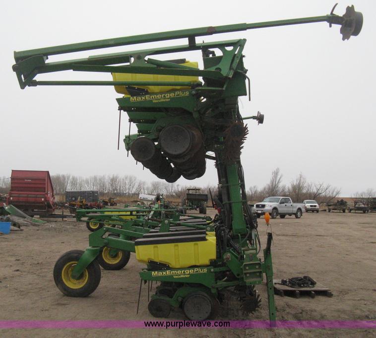 image for item H4297 2003 John Deere 1720 Integral Stack-Fold planter