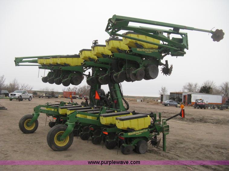 image for item H4297 2003 John Deere 1720 Integral Stack-Fold planter