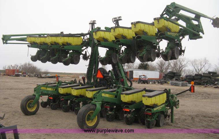 image for item H4297 2003 John Deere 1720 Integral Stack-Fold planter