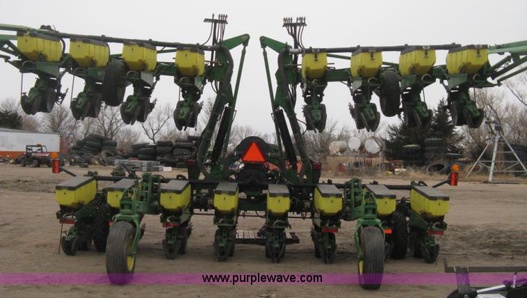 image for item H4297 2003 John Deere 1720 Integral Stack-Fold planter