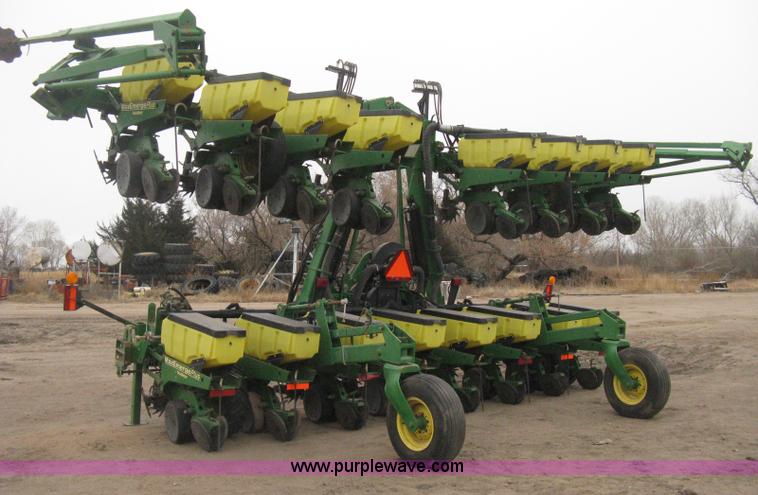 image for item H4297 2003 John Deere 1720 Integral Stack-Fold planter