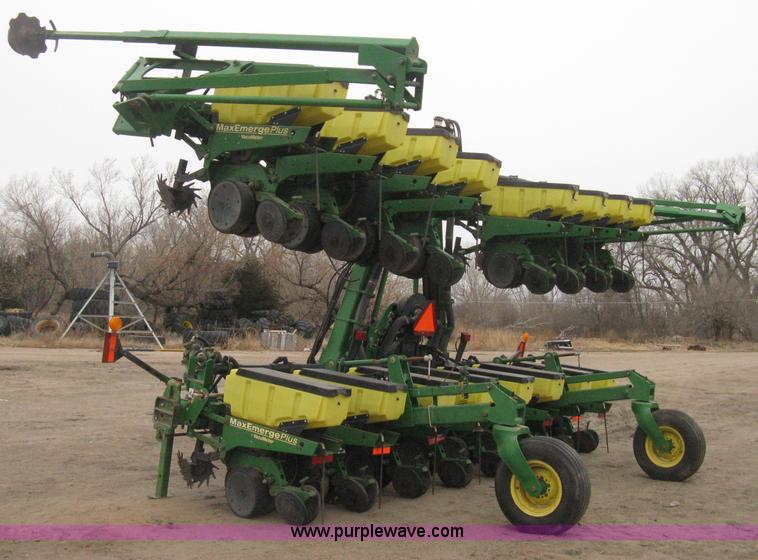 image for item H4297 2003 John Deere 1720 Integral Stack-Fold planter