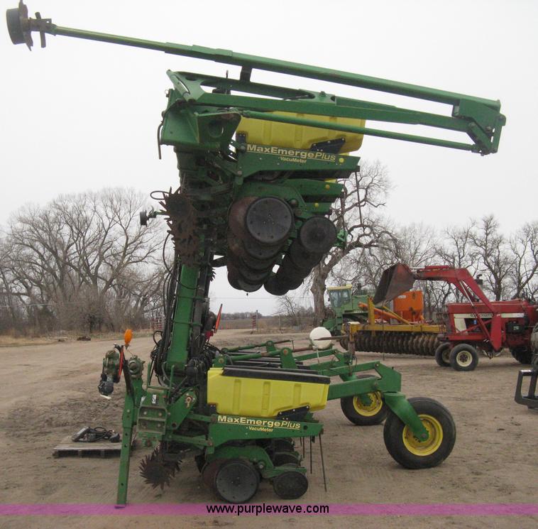 image for item H4297 2003 John Deere 1720 Integral Stack-Fold planter