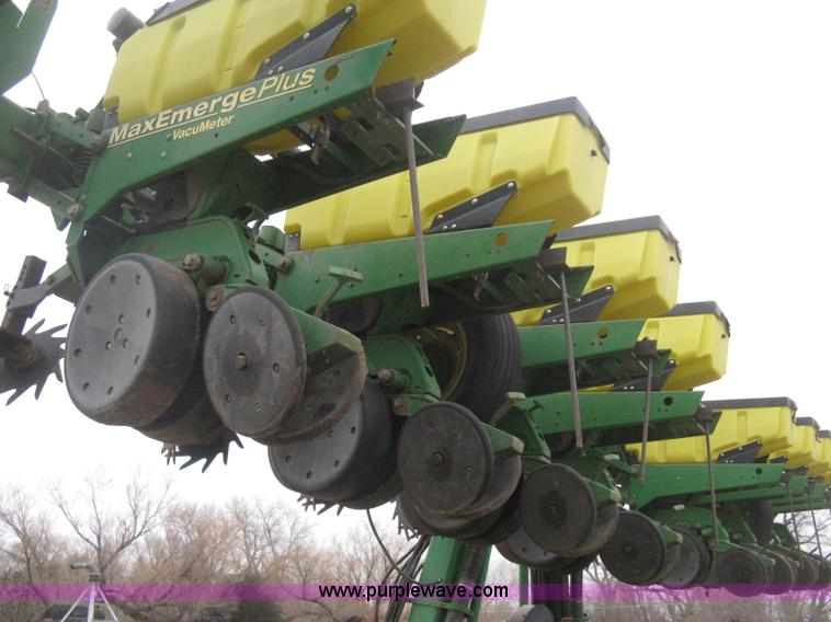 image for item H4297 2003 John Deere 1720 Integral Stack-Fold planter