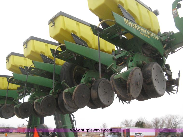 image for item H4297 2003 John Deere 1720 Integral Stack-Fold planter