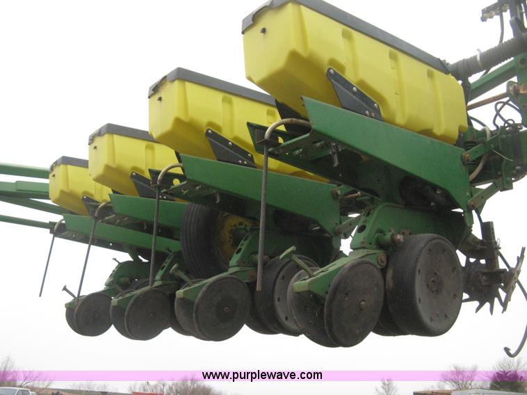 image for item H4297 2003 John Deere 1720 Integral Stack-Fold planter