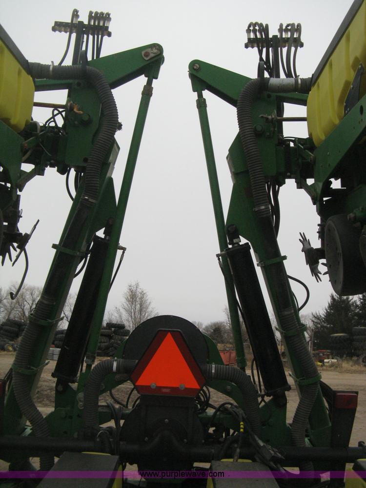 image for item H4297 2003 John Deere 1720 Integral Stack-Fold planter