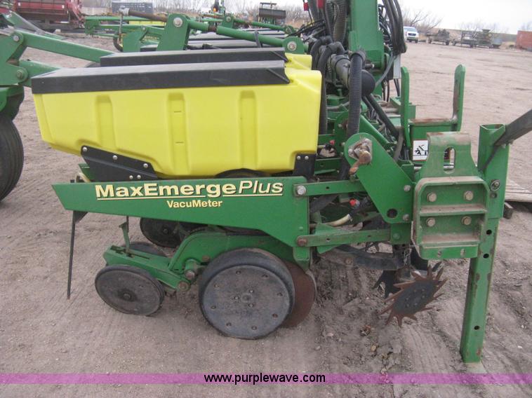 image for item H4297 2003 John Deere 1720 Integral Stack-Fold planter