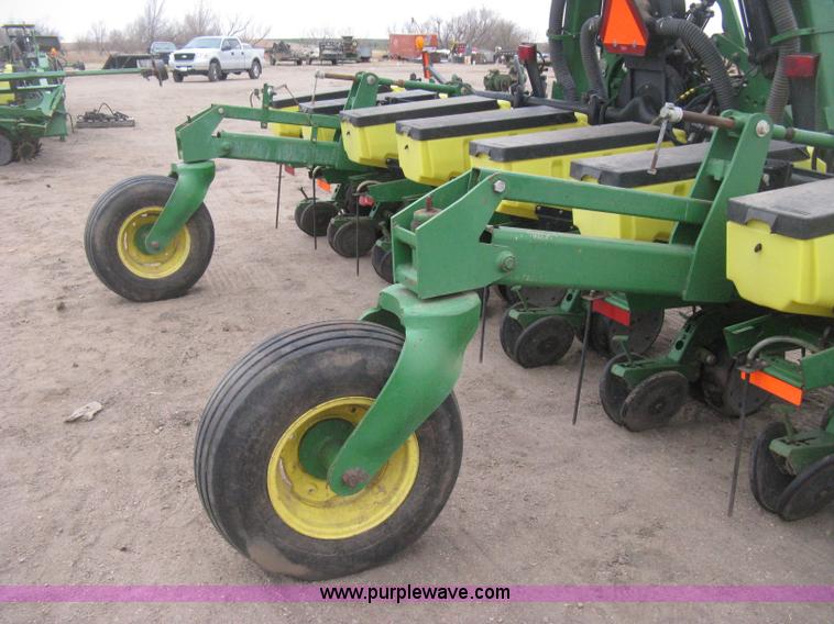 image for item H4297 2003 John Deere 1720 Integral Stack-Fold planter