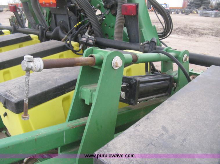 image for item H4297 2003 John Deere 1720 Integral Stack-Fold planter