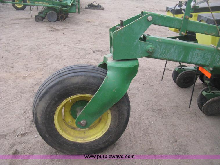 image for item H4297 2003 John Deere 1720 Integral Stack-Fold planter