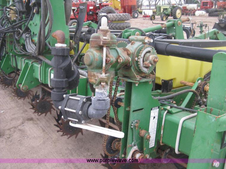 image for item H4297 2003 John Deere 1720 Integral Stack-Fold planter