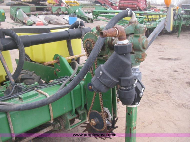 image for item H4297 2003 John Deere 1720 Integral Stack-Fold planter