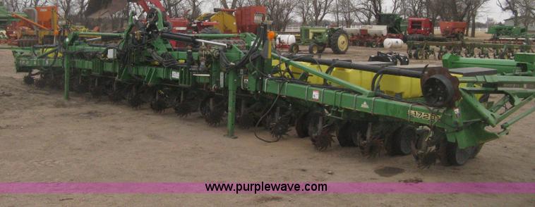 image for item H4297 2003 John Deere 1720 Integral Stack-Fold planter