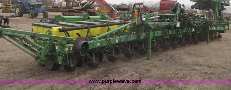 image for item H4297 2003 John Deere 1720 Integral Stack-Fold planter