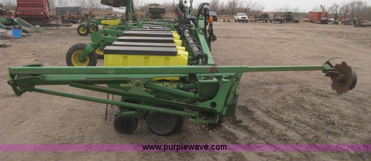 image for item H4297 2003 John Deere 1720 Integral Stack-Fold planter