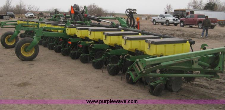 image for item H4297 2003 John Deere 1720 Integral Stack-Fold planter