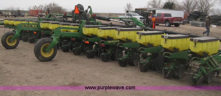 image for item H4297 2003 John Deere 1720 Integral Stack-Fold planter