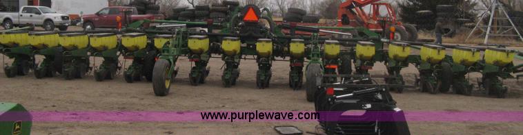 image for item H4297 2003 John Deere 1720 Integral Stack-Fold planter