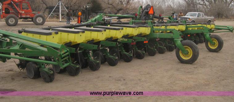 image for item H4297 2003 John Deere 1720 Integral Stack-Fold planter