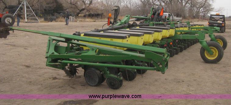 image for item H4297 2003 John Deere 1720 Integral Stack-Fold planter