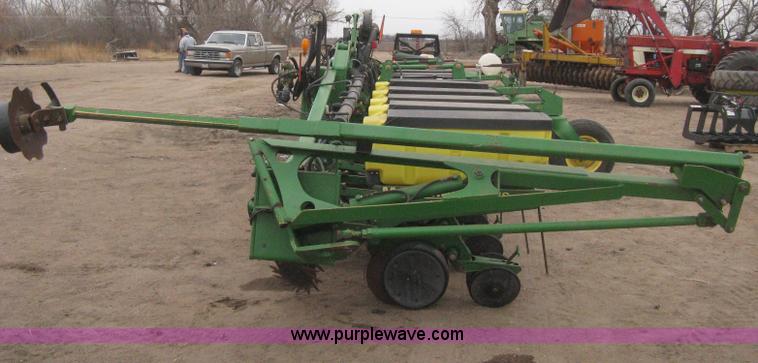 image for item H4297 2003 John Deere 1720 Integral Stack-Fold planter